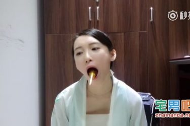 灯泡放嘴里到底能不能拿出来？这个妹子亲自去尝试了！ - 壹忧舍