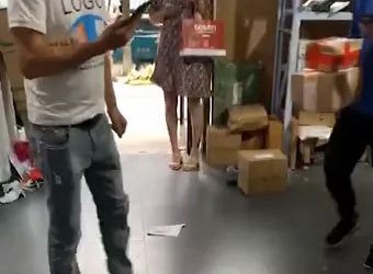 超市老板杜撰少妇与快递小哥的婚外情,你咋不去写小说啊? - 壹忧舍