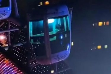 广州塔漏电了,有两个人被电的在那里抽搐 - 壹忧舍