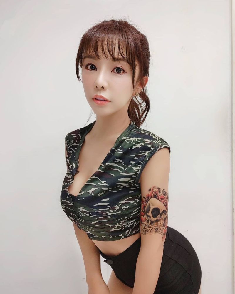 啦啦队女神(巫苡萱)穿低胸迷彩化身火辣女兵 网友:快绑架我 - 壹忧舍