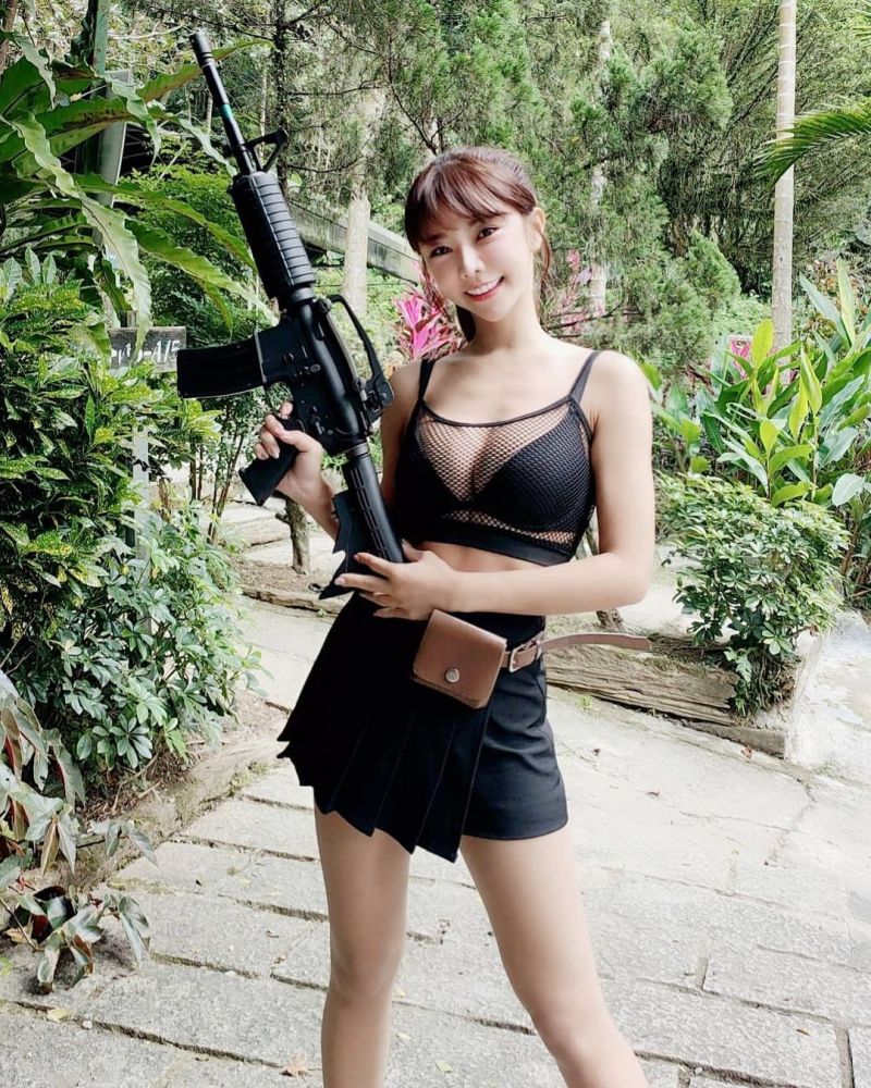 ▲巫苡萱手拿雷射枪的模样电翻不少人。（图／巫苡萱