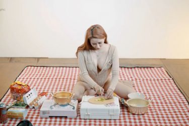 深V妹吃泡面没穿内在美 观看人数破百万 - 壹忧舍