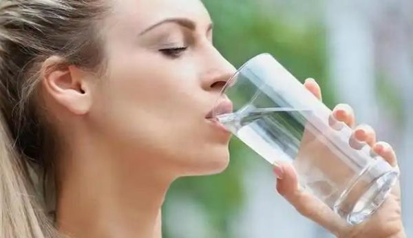 如果人喝水过量,会发生什么? - 壹忧舍