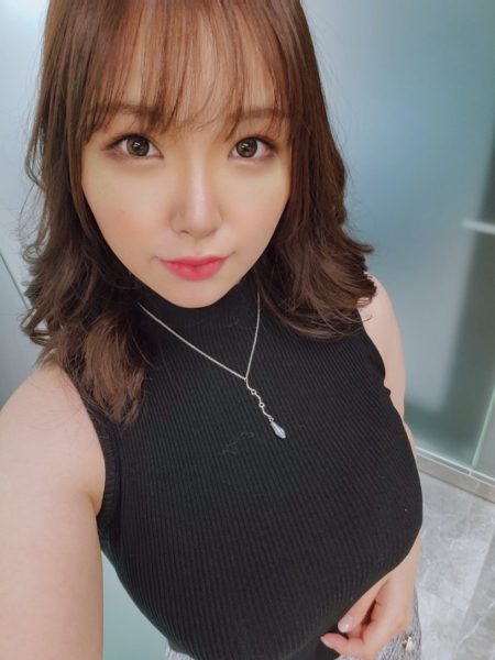 22岁超凶J乃人妻《圣璃都爱》精选作品推荐封面及内容欣赏 - 壹忧舍